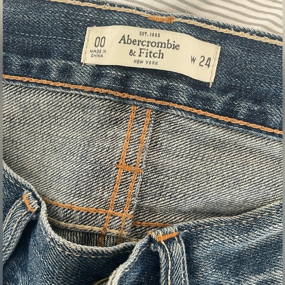 Abercrombie low boyfriend ripped jeans size 00 - Picture 3 of 3